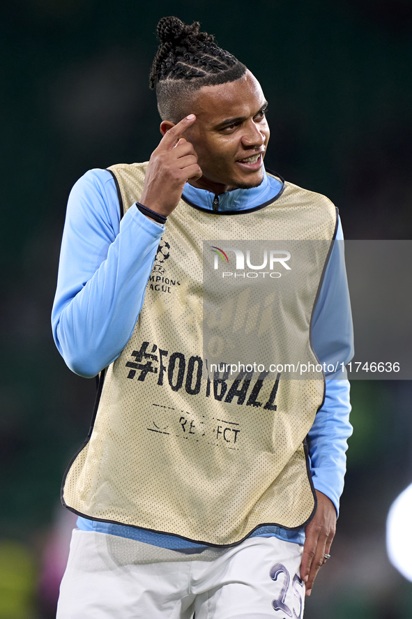 Manuel Akanji of Manchester City warms up before the UEFA Champions League match between Sporting CP and Manchester City at Jose Alvalade St...