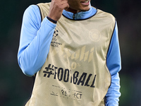 Manuel Akanji of Manchester City warms up before the UEFA Champions League match between Sporting CP and Manchester City at Jose Alvalade St...