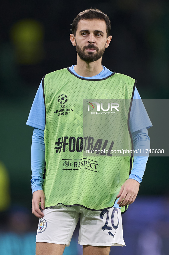 Bernardo Silva of Manchester City warms up before the UEFA Champions League match between Sporting CP and Manchester City at Jose Alvalade S...