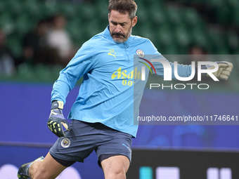 Scott Carson of Manchester City warms up before the UEFA Champions League match between Sporting CP and Manchester City at Jose Alvalade Sta...