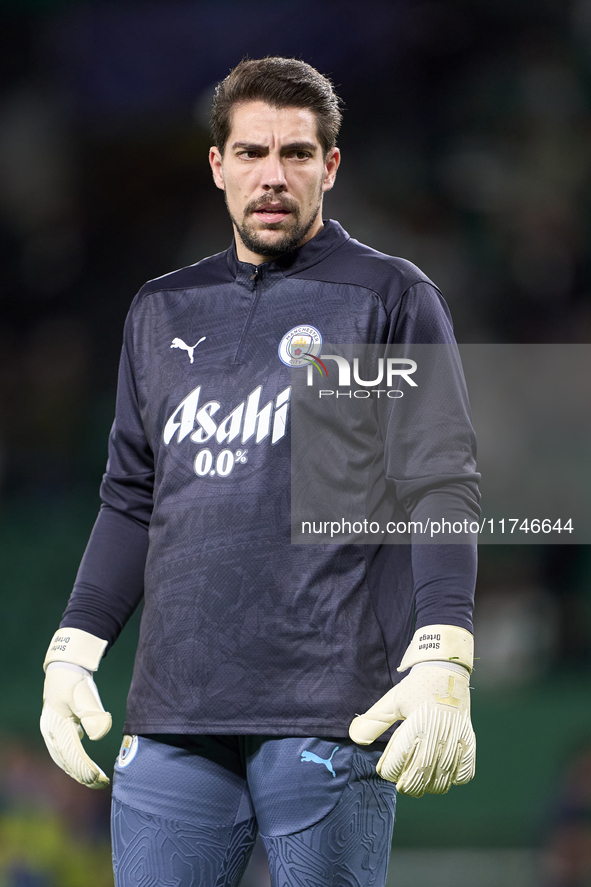 Stefan Ortega of Manchester City warms up before the UEFA Champions League match between Sporting CP and Manchester City at Jose Alvalade St...