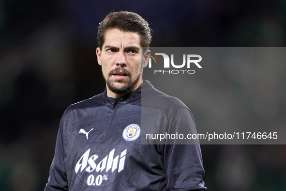 Stefan Ortega of Manchester City warms up before the UEFA Champions League match between Sporting CP and Manchester City at Jose Alvalade St...