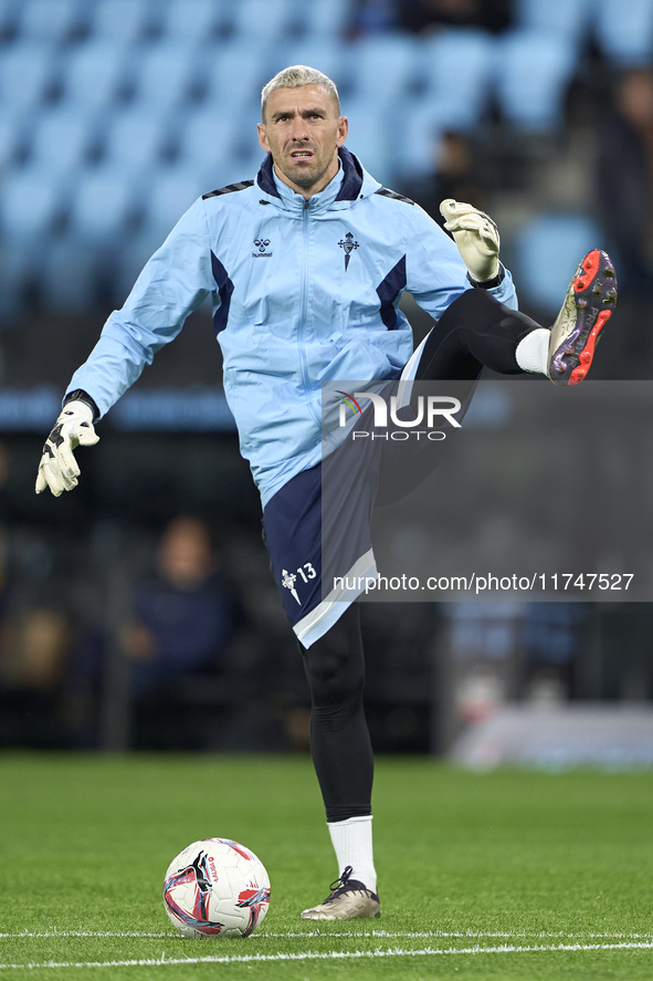 Vicente Guaita of RC Celta de Vigo warms up before the La Liga EA Sports match between RC Celta de Vigo and Getafe CF at Estadio Abanca Bala...