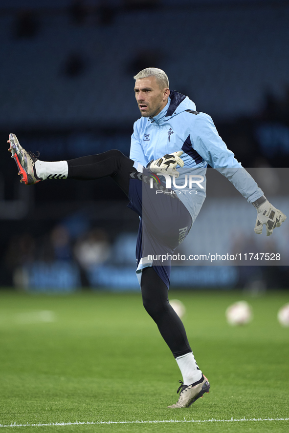 Vicente Guaita of RC Celta de Vigo warms up before the La Liga EA Sports match between RC Celta de Vigo and Getafe CF at Estadio Abanca Bala...