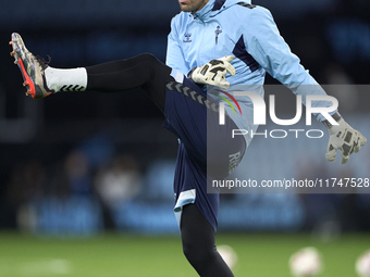 Vicente Guaita of RC Celta de Vigo warms up before the La Liga EA Sports match between RC Celta de Vigo and Getafe CF at Estadio Abanca Bala...