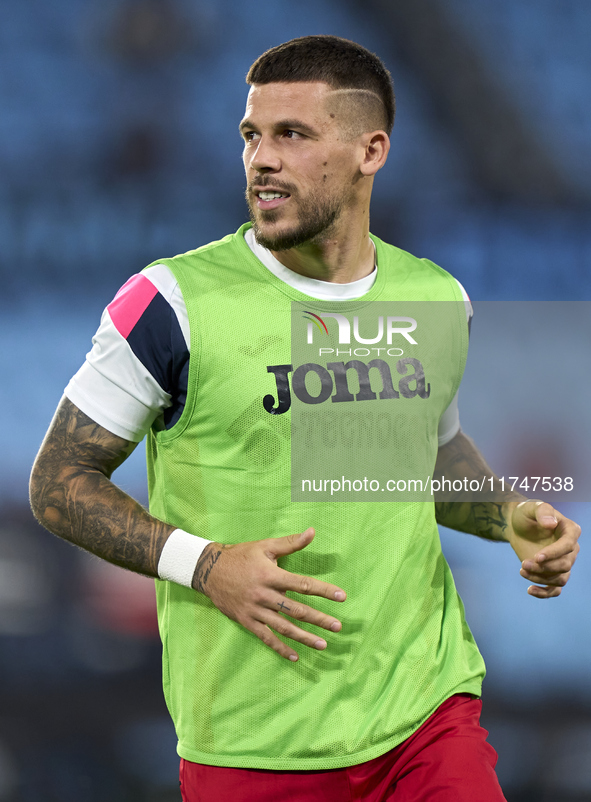 Carles Perez of Getafe CF warms up before the La Liga EA Sports match between RC Celta de Vigo and Getafe CF at Estadio Abanca Balaidos in V...