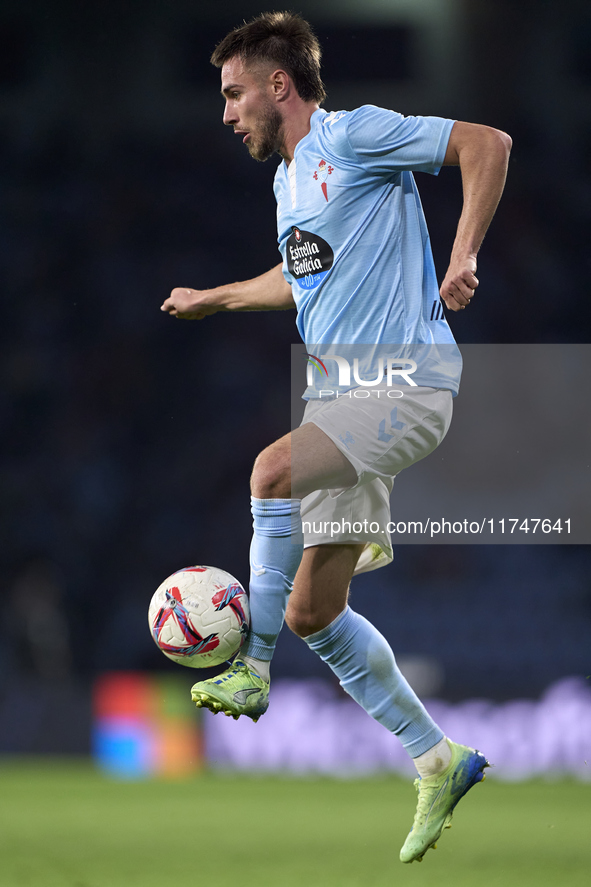 Oscar Mingueza of RC Celta de Vigo controls the ball during the La Liga EA Sports match between RC Celta de Vigo and Getafe CF at Estadio Ab...