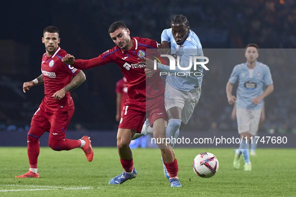 Juan Iglesias of Getafe CF competes for the ball with Ilaix Moriba of RC Celta de Vigo during the La Liga EA Sports match between RC Celta d...