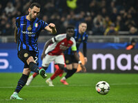 Hakan Calhanoglu of F.C. Inter scores the goal for 1-0 during the UEFA Champions League 2024/25 League Phase MD4 match between F.C. Inter an...