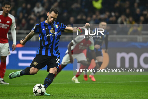 Hakan Calhanoglu of F.C. Inter scores the goal for 1-0 during the UEFA Champions League 2024/25 League Phase MD4 match between F.C. Inter an...