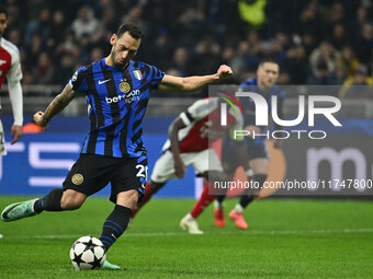 Hakan Calhanoglu of F.C. Inter scores the goal for 1-0 during the UEFA Champions League 2024/25 League Phase MD4 match between F.C. Inter an...