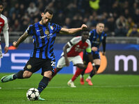 Hakan Calhanoglu of F.C. Inter scores the goal for 1-0 during the UEFA Champions League 2024/25 League Phase MD4 match between F.C. Inter an...