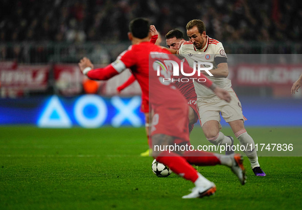 Harry Kane of Bayern Munich  controls the ball during the Champions League Round 4 match between Bayern Munich v Benfica at the Allianz aren...