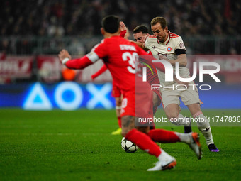 Harry Kane of Bayern Munich  controls the ball during the Champions League Round 4 match between Bayern Munich v Benfica at the Allianz aren...