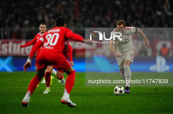 Harry Kane of Bayern Munich  controls the ball during the Champions League Round 4 match between Bayern Munich v Benfica at the Allianz aren...