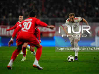 Harry Kane of Bayern Munich  controls the ball during the Champions League Round 4 match between Bayern Munich v Benfica at the Allianz aren...