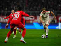 Harry Kane of Bayern Munich  controls the ball during the Champions League Round 4 match between Bayern Munich v Benfica at the Allianz aren...