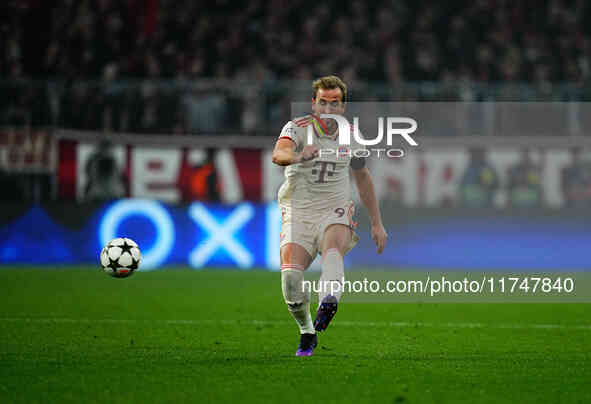 Harry Kane of Bayern Munich  controls the ball during the Champions League Round 4 match between Bayern Munich v Benfica at the Allianz aren...