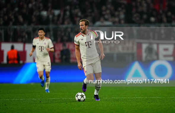 Harry Kane of Bayern Munich  controls the ball during the Champions League Round 4 match between Bayern Munich v Benfica at the Allianz aren...