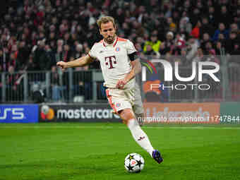 Harry Kane of Bayern Munich  controls the ball during the Champions League Round 4 match between Bayern Munich v Benfica at the Allianz aren...