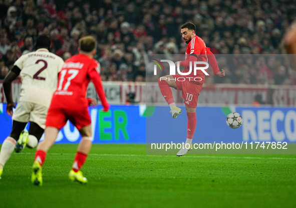 Orkun Kökçü of Benfica  controls the ball during the Champions League Round 4 match between Bayern Munich v Benfica at the Allianz arena, Mu...