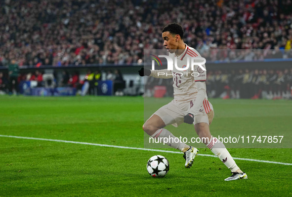 Jamal Musiala of Bayern Munich  controls the ball during the Champions League Round 4 match between Bayern Munich v Benfica at the Allianz a...