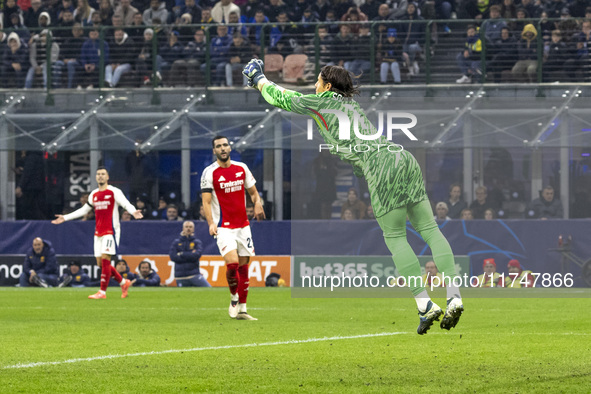 Yann Sommer plays during the UEFA Champions League 2024/25 match between FC Internazionale and FC Arsenal in Milano, Italy, on November 6, 2...