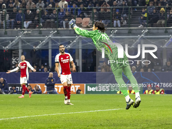 Yann Sommer plays during the UEFA Champions League 2024/25 match between FC Internazionale and FC Arsenal in Milano, Italy, on November 6, 2...