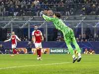 Yann Sommer plays during the UEFA Champions League 2024/25 match between FC Internazionale and FC Arsenal in Milano, Italy, on November 6, 2...