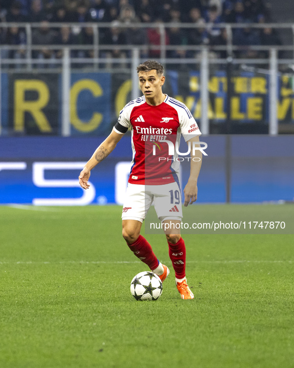 Leandro Trossard plays during the UEFA Champions League 2024/25 match between FC Internazionale and FC Arsenal at Stadio Giuseppe Meazza in...