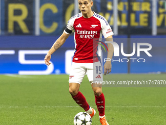 Leandro Trossard plays during the UEFA Champions League 2024/25 match between FC Internazionale and FC Arsenal at Stadio Giuseppe Meazza in...