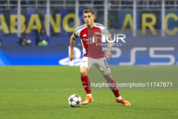 Leandro Trossard plays during the UEFA Champions League 2024/25 match between FC Internazionale and FC Arsenal at Stadio Giuseppe Meazza in...