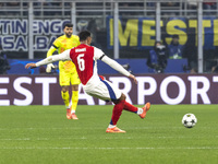 Gabriel Magalhaes plays during the UEFA Champions League 2024/25 match between FC Internazionale and FC Arsenal at Stadio Giuseppe Meazza in...