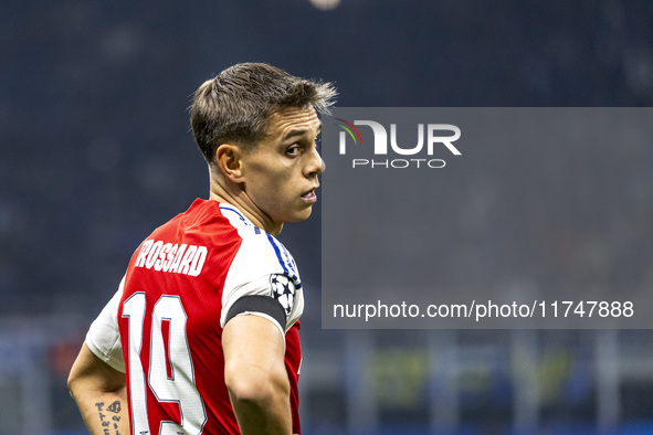 Leandro Trossard plays during the UEFA Champions League 2024/25 match between FC Internazionale and FC Arsenal at Stadio Giuseppe Meazza in...