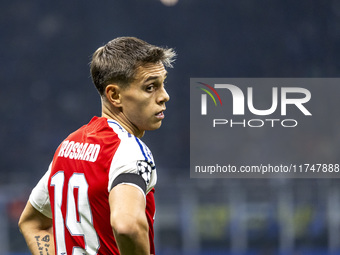 Leandro Trossard plays during the UEFA Champions League 2024/25 match between FC Internazionale and FC Arsenal at Stadio Giuseppe Meazza in...