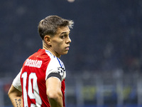 Leandro Trossard plays during the UEFA Champions League 2024/25 match between FC Internazionale and FC Arsenal at Stadio Giuseppe Meazza in...