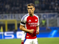 Leandro Trossard plays during the UEFA Champions League 2024/25 match between FC Internazionale and FC Arsenal at Stadio Giuseppe Meazza in...