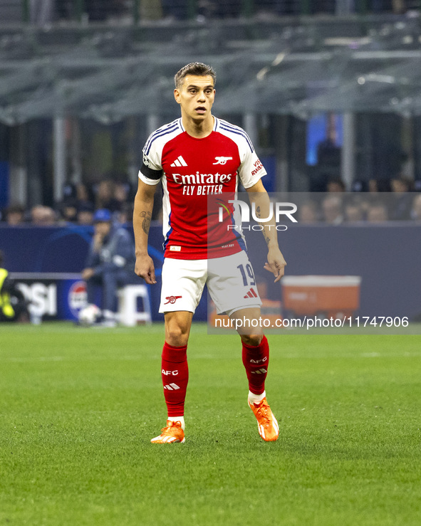 Leandro Trossard plays during the UEFA Champions League 2024/25 match between FC Internazionale and FC Arsenal at Stadio Giuseppe Meazza in...