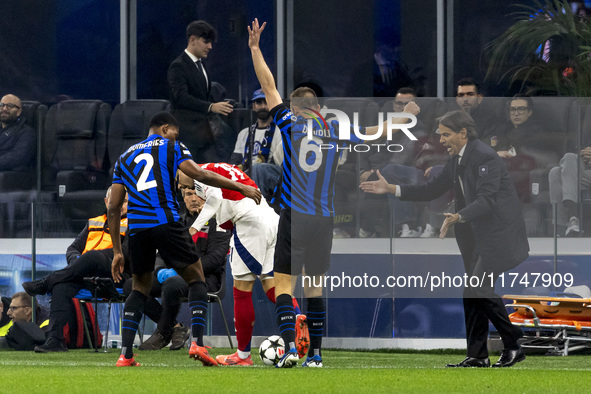 Stefan De Vrij and Simone Inzaghi participate in the UEFA Champions League 2024/25 match between FC Internazionale and FC Arsenal in Milano,...