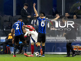 Stefan De Vrij and Simone Inzaghi participate in the UEFA Champions League 2024/25 match between FC Internazionale and FC Arsenal in Milano,...