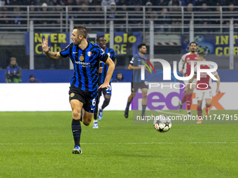 Stefan De Vrij plays during the UEFA Champions League 2024/25 match between FC Internazionale and FC Arsenal at Stadio Giuseppe Meazza in Mi...