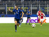 Stefan De Vrij plays during the UEFA Champions League 2024/25 match between FC Internazionale and FC Arsenal at Stadio Giuseppe Meazza in Mi...