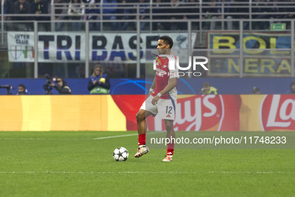 Jurrien Timber plays during the UEFA Champions League 2024/25 match between FC Internazionale and FC Arsenal at Stadio Giuseppe Meazza in Mi...