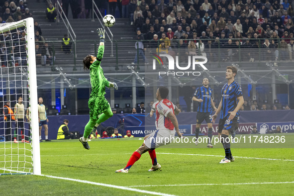 Yann Sommer plays during the UEFA Champions League 2024/25 match between FC Internazionale and FC Arsenal at Stadio Giuseppe Meazza in Milan...