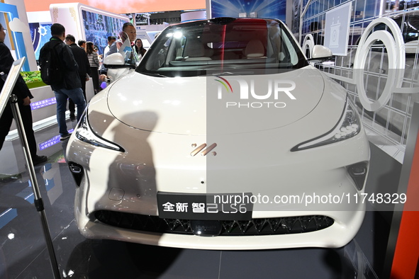 The first SUV equipped with both the ''Lingxi'' digital chassis and the ''smart four-wheel steering system,'' the IM LS6, is on display at t...