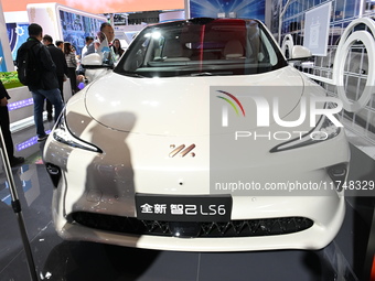 The first SUV equipped with both the ''Lingxi'' digital chassis and the ''smart four-wheel steering system,'' the IM LS6, is on display at t...