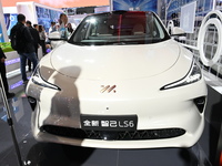 The first SUV equipped with both the ''Lingxi'' digital chassis and the ''smart four-wheel steering system,'' the IM LS6, is on display at t...