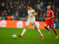 Thomas Müller of Bayern Munich  controls the ball during the Champions League Round 4 match between Bayern Munich v Benfica at the Allianz a...