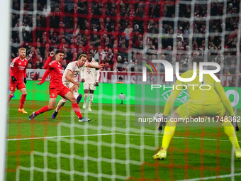 Harry Kane of Bayern Munich  shoots on goal during the Champions League Round 4 match between Bayern Munich v Benfica at the Allianz arena,...