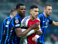 Gabriel Martinelli of Arsenal and Denzel Dumfries of FC Internazionale compete for the ball during the UEFA Champions League 2024/25 League...